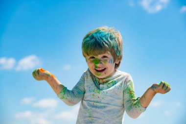 Yüzü boyalı çocuklar. Komik çocuk portresi.