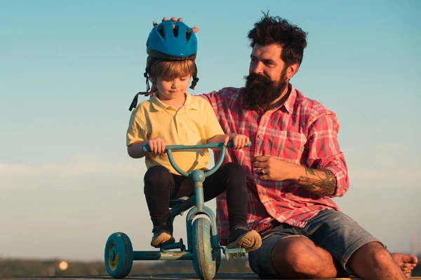Підтримка і захист дітей. Щасливий батько і син з велосипедом на вулиці. День батьків, день батьків, поняття активного способу життя. Татусь вчить сина. — стокове фото