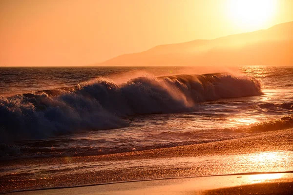 Океан или морские волны. Восход солнца на пляже, Отдых на фоне путешествий. Закат. — стоковое фото