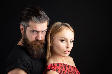 Genç ve zarif insanların portresi. Sevecen, seksi aşıklar, nazik kadınlar ve erkekler bakıyor. Moda çifti.