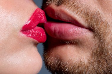 Seksi çift dudakları öpüyor. Tatmin olmuş ve romantik anın tadını çıkarıyor. Tutkulu azgın aşıklar öpüşüyor ve zevk alıyorlar..
