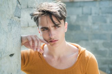 Genç adamın kameraya baktığı bir stüdyo fotoğrafı. Kendine güveni olan yakışıklı adam..