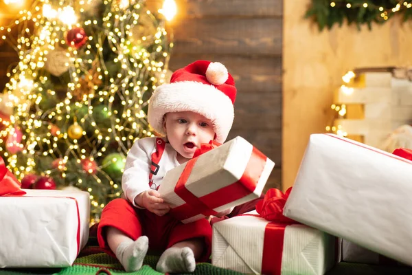 Surpreendido bebê bonito perto da árvore de Natal. — Fotografia de Stock