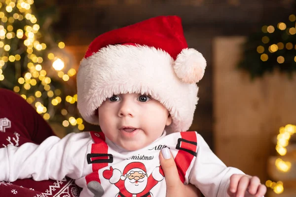 Um bebé giro na árvore de Natal. Miúdo alegre.. — Fotografia de Stock