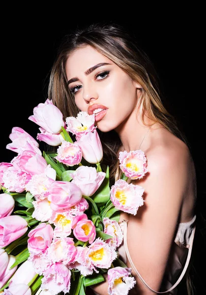 Sexig sensuell ung kvinna med blommor. — Stockfoto