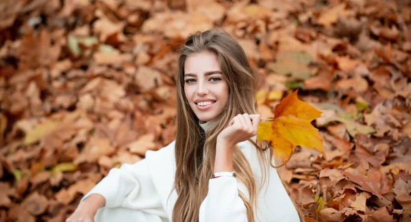 Nahaufnahme Porträt der schönen Herbstfrau im Freien. — Stockfoto