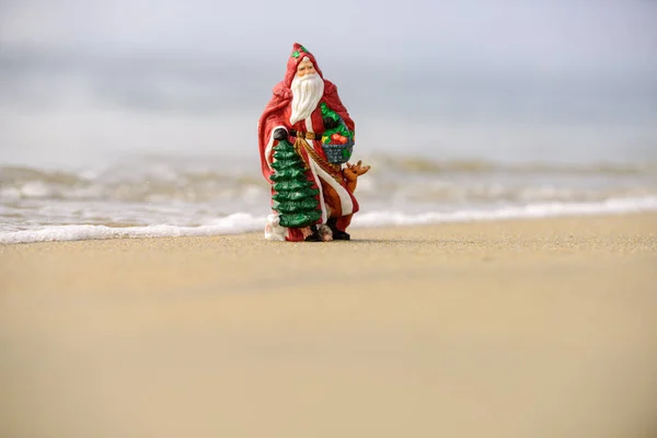 Χριστουγεννιάτικη ιδέα διακοπών. Ο Αϊ Βασίλης στη θάλασσα. Χριστουγεννιάτικες ευχετήριες κάρτες. — Φωτογραφία Αρχείου