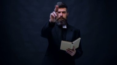 Rahip vaftiz edilir, İncil 'i atar ve dans eder. Tespihi olan genç bir rahip arka planda dua ediyor. Şeker mi şaka mı? Cadılar Bayramı partisi ve kutlama konsepti.