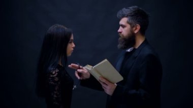 Papazlı genç bir kadın. Diz çöken rahip ve dua eden kadın. Kız dua edip dua ediyor. Elinde dua kitabı var ve dua ediyor. Cadılar Bayramı partisi ve kutlama konsepti.