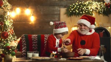 Şükran Günü ve Noel. Çocuklu büyükbaba zencefilli ekmek pişirir. Ev Xmas Kurabiyeleri.