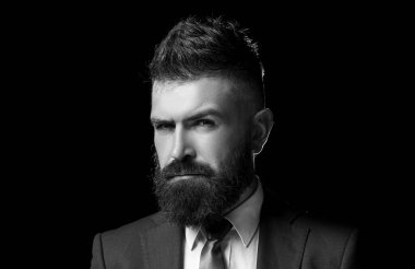 Adam modaya uygun. Buluşma elbisesi. Koyu gri takım elbiseli bir iş adamı. Klasik takım elbiseli, gömlek ve kravatlı adam. İş adamı..