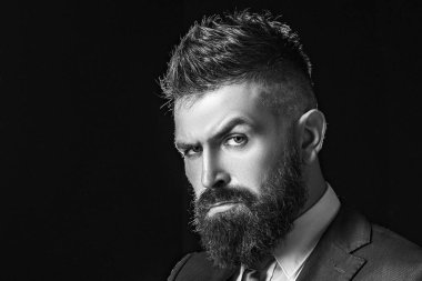 Klasik takım elbiseli zengin sakallı adam. Şık, sıradan bir elbise. Moda kıyafeti. Lüks erkek kıyafetleri. Takım elbiseli adam. İş adamı güveni. Klasik kostüm. Mans Moda.