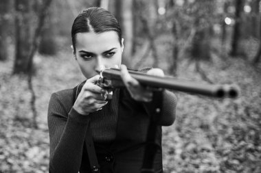 Avlanan av tüfekli avcı kadın. Ormanda avlanmak. Kadın Avcı 'nın portresi. Kapalı ve av sezonu açıldı. Sonbahar av sezonu. Avlanma.