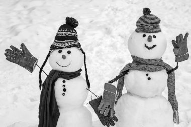 Arka planda iki kardan adam. Birbirine aşık kardan adam çifti Noel 'de ya da yeni yılda iyi eğlenceler. Mutlu yıllar kardan adam arkadaşlar. Aşka güven. Romantik ve aşk - kış konsepti. Seni seviyorum..