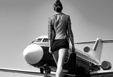 Profesyonel hostes. Hostes. Hostes kadın. Hostes. Seyahat konsepti. Güzel bir hostesle uçan ticari uçak. Uçak ve hostes konsepti..