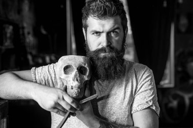 Kuaför salonu ve berber klasiği. Berber berber dükkanında sakallı çekici bir adamın saçını kesiyor. Berber dükkanı tasarımı. Berber dükkanı klasiği. Sakallı adam ya da hippi. Sakallı adam..