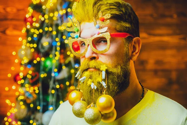 Vrolijk kerstfeest en gelukkig nieuwjaar. Hipster Santa thuis. Gelukkig nieuwjaar. man met baard in kersttrui. — Stockfoto