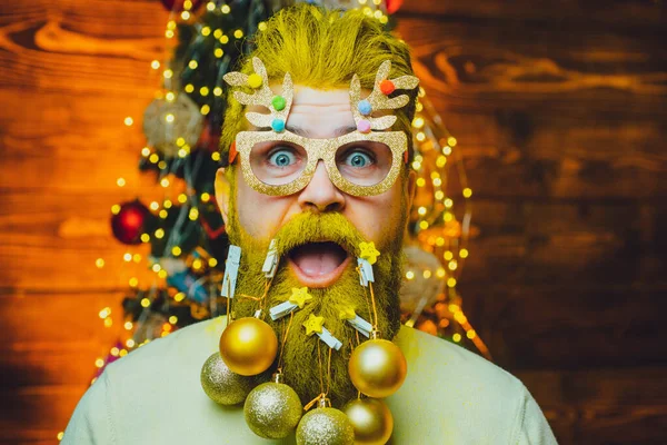 Bart mit Kugeln. Weihnachtsmann im Friseursalon. Weihnachtsstil für den modernen Weihnachtsmann. — Stockfoto