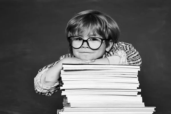 Kinderschule. Talentiertes Kind. Schuljunge. Tafel-Hintergrund. Grundschule. Glückliche Schulkinder. Kinder aus der Grundschule. — Stockfoto