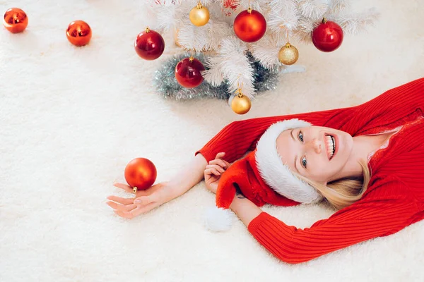 木製の壁にクリスマスの衣装を着た陽気な若い女性。面白い笑い驚きの女性の肖像画。クリスマスの女性のドレス。メリークリスマスとハッピーニューイヤー. — ストック写真