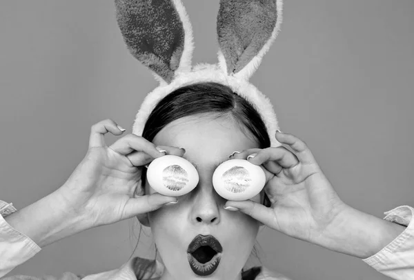 Feliz Pascua. Mujer joven con orejas de conejo. Retrato de una mujer feliz con orejas de conejo. Caza de huevos. Labios y Pascua, impresión de beso de lápiz labial en huevo de Pascua. — Foto de Stock