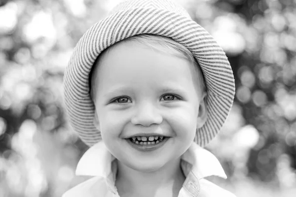 Internationale kinderdag. Klein kind geniet van wandelen. Grappige jongen. Kleine jongen geniet van het leven en de natuur. — Stockfoto