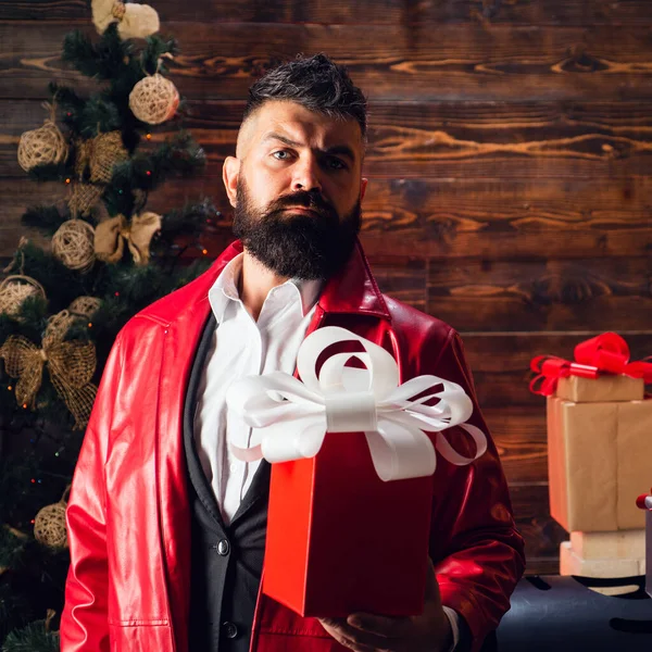 Hipster-Weihnachtsmann. Neujahrsgeschenkbox. Der bärtige moderne Weihnachtsmann wünscht frohe Weihnachten und ein gutes neues Jahr. — Stockfoto