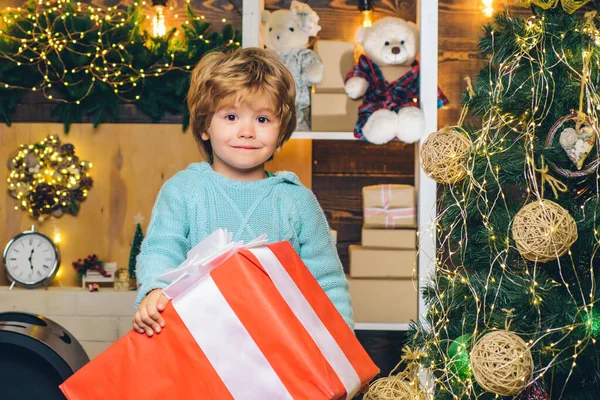 大きなギフトボックスで楽しい時間を過ごしている幸せな子供。クリスマスの飾り。クリスマスをお祝いします。クリスマスの子供たち。プレゼントで楽しいお子様モデル。クリスマス前の朝. — ストック写真