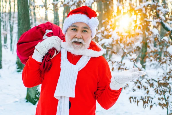 Feliz Natal e Feliz Ano Novo. Na manhã anterior ao Natal. O Pai Natal traz presentes para as crianças. Ano Novo Conceito de Natal. — Fotografia de Stock