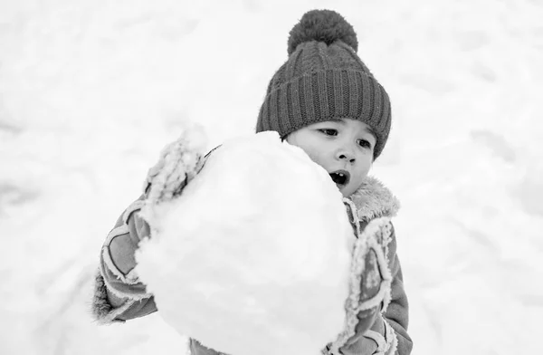 Vinter snö och barn spel. Folk i snö. Glad vinter för barn. Söt pojke i vinterkläder. Tema Jul semester nyår. Göra snöboll och vinter roligt för barn. — Stockfoto