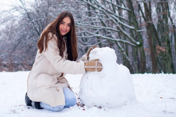 Profiter de la nature hivernale. Femme d'hiver heureuse. Belle fille dans la forêt d'hiver en duvet blanc. — Photo