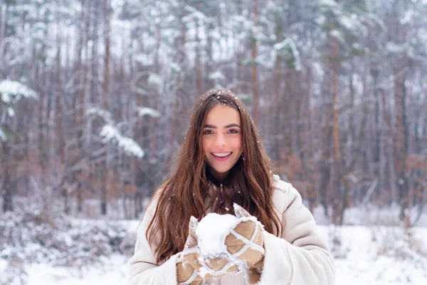 Nieva concepto de moda belleza invierno. Mujeres con ropa de invierno. Al aire libre retrato de cerca joven hermosa chica con el pelo largo. — Foto de Stock