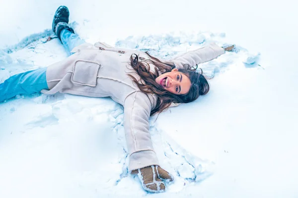 Snövit vinter skönhet mode koncept. Njuter av naturen vintertid. Vacker flicka i snö. Vinterhumör. — Stockfoto