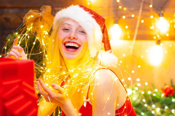 Celebração de Natal de lingerie sexy. Ame a paz e a alegria por todo o ano. Chapéu de Papai Noel menina em casa perto da árvore de Natal. lingerie vermelha para o Natal. Menina erótica sexy comemorar o ano novo e Feliz Natal — Fotografia de Stock