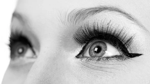 Feche os olhos de uma mulher. Retrato de uma menina bonita. — Fotografia de Stock