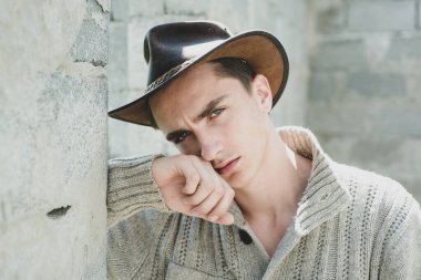 Gri duvara karşı şık bir genç adam..