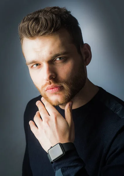 Captura de estudio del joven mirando a la cámara. Un tipo guapo con cara confiada. Concepto de belleza masculino. —  Fotos de Stock