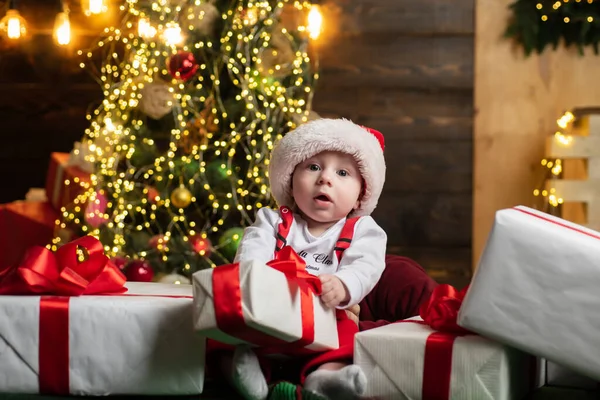 Noel Baba kıyafetleri ve Noel şapkalı bebek. — Stok fotoğraf