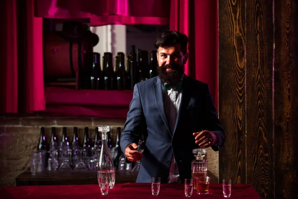 Porträt eines fröhlichen Barkeeper-Arbeiters im Stehen. Attraktiver Barmann in Whiskey-Bar. — Stockfoto