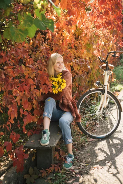 가을 여성. 가을 정원의 소녀. 로맨틱 한 여성의 예술 작품이죠. 가을 풍경의 젊고 아름다운 아가씨의 외부 공기 패션 사진. 가을의 경향과 유행. — 스톡 사진