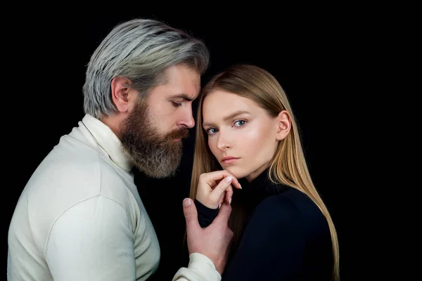 Primer retrato de cara de pareja sensual. Retrato de una pareja joven y elegante. — Foto de Stock