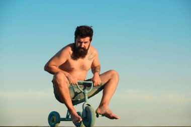 Bisikletli komik adam. Çocuk bisikleti süren duygusal çılgın adam. Küçük bir bisiklete binen çılgın adam..