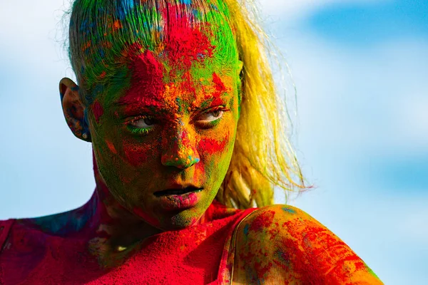 Retrato de mujer joven con maquillaje de pintura. Cara de color con salpicadura de holi colorido. Concepto para el festival indio Holi. —  Fotos de Stock