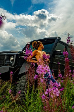 Off-road aracı ve seksi seksi genç kadın..