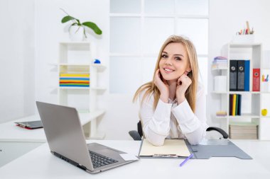 Genç güzellik sektörü portresi. Ofiste çalışan güzel bir kadın. İş adamları - ofiste defteri olan mutlu iş kadını ya da sekreter.