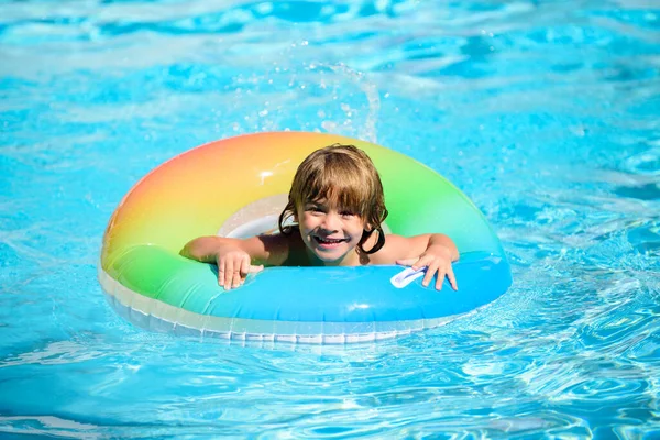 Kind in het zwembad. Zomer activiteit. Gezonde levensstijl van kinderen. — Stockfoto