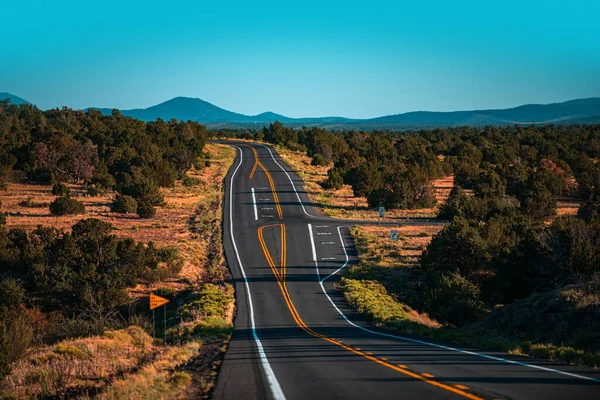 Skyline with empty road. Landscape with rocks and asphalt road in the evening in summer. — Stock Photo, Image