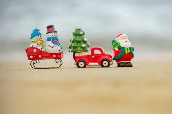 Zabawka Santa Claus bałwan na morzu, koncepcja miejsc podróży w gorących krajach turystycznych. — Zdjęcie stockowe