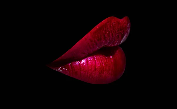 Sexy lippen kussen, sensuele mollige mond kussen. hartstochtelijke kussen. Vrouwelijk gekust. Geïsoleerd op zwarte achtergrond. — Stockfoto