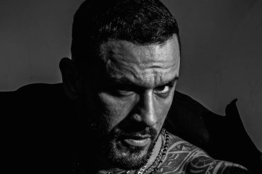 Metroseksüel adam. Çekici, modaya uygun maço. Kendine güvenen erkeksi bir bakış. Moda endüstrisi. Dövmeli kaslı, seksi bir erkek. Kendine güvenen ve yakışıklı vahşi bir adam. Erkek modası